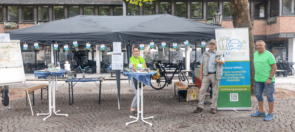 Bild des Informationsstandes der Initiative eCARsharing Kempen am Tag der nachhaltigen Mobilität
am 20. September 2025 auf dem Buttermarkt.